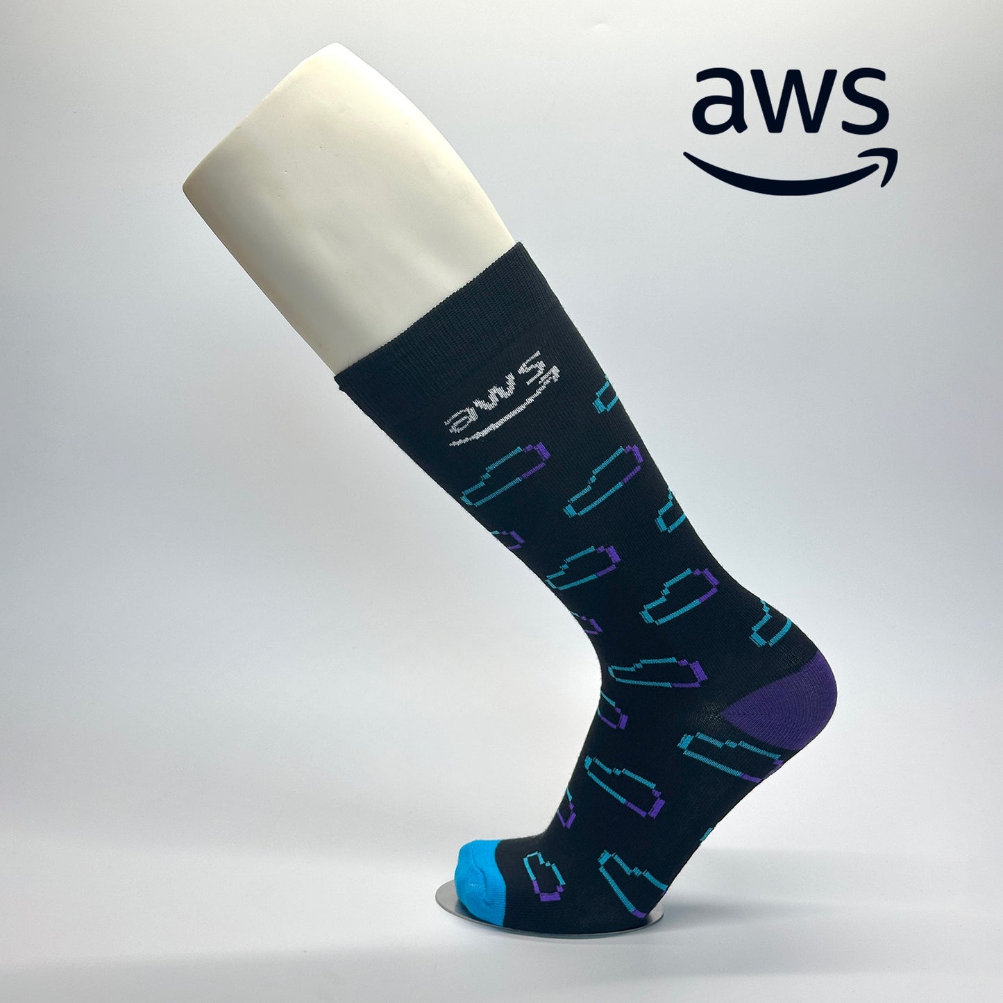 Calcetas de vestir personalizadas con logo AWS e icono de nubes en color celeste y morado. 