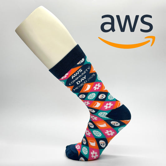 Calcetas personalizadas tejidas de vestir patronado con iconos y logo bordado de la empresa AWS. La empresa las utilizó para regalo a sus empleados el día de muertos. 
