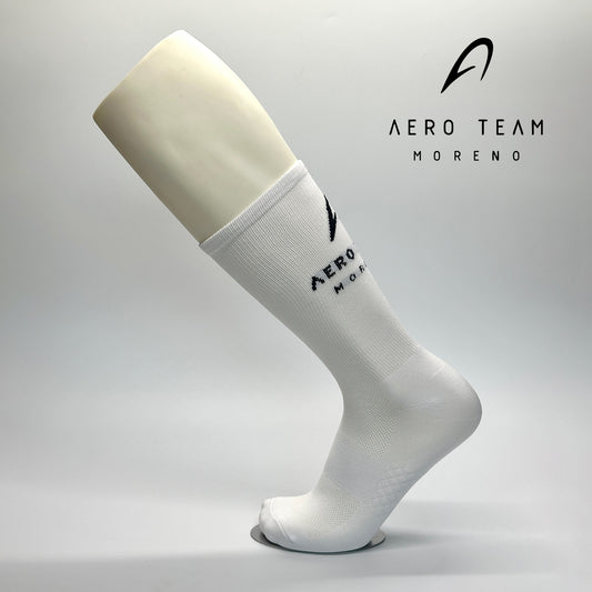 Calcetas personalizadas de ciclismo blancas con logo de equipo de ciclismo AERO TEAM MORENO en color negro.