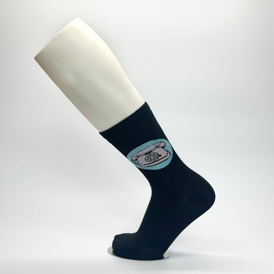 Calcetas personalizadas de vestir negras con icono de teléfono dibujado por un artista. El artista las repartió en la exposición de su arte. 