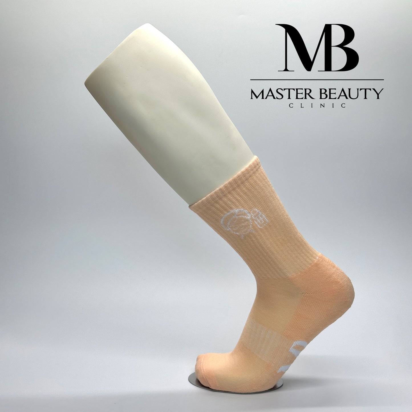 Calcetas personalizadas semi-deportivas color salmón con felpa y estilo canalé, iconos de belleza y el logo de Master Beauty Clinic.