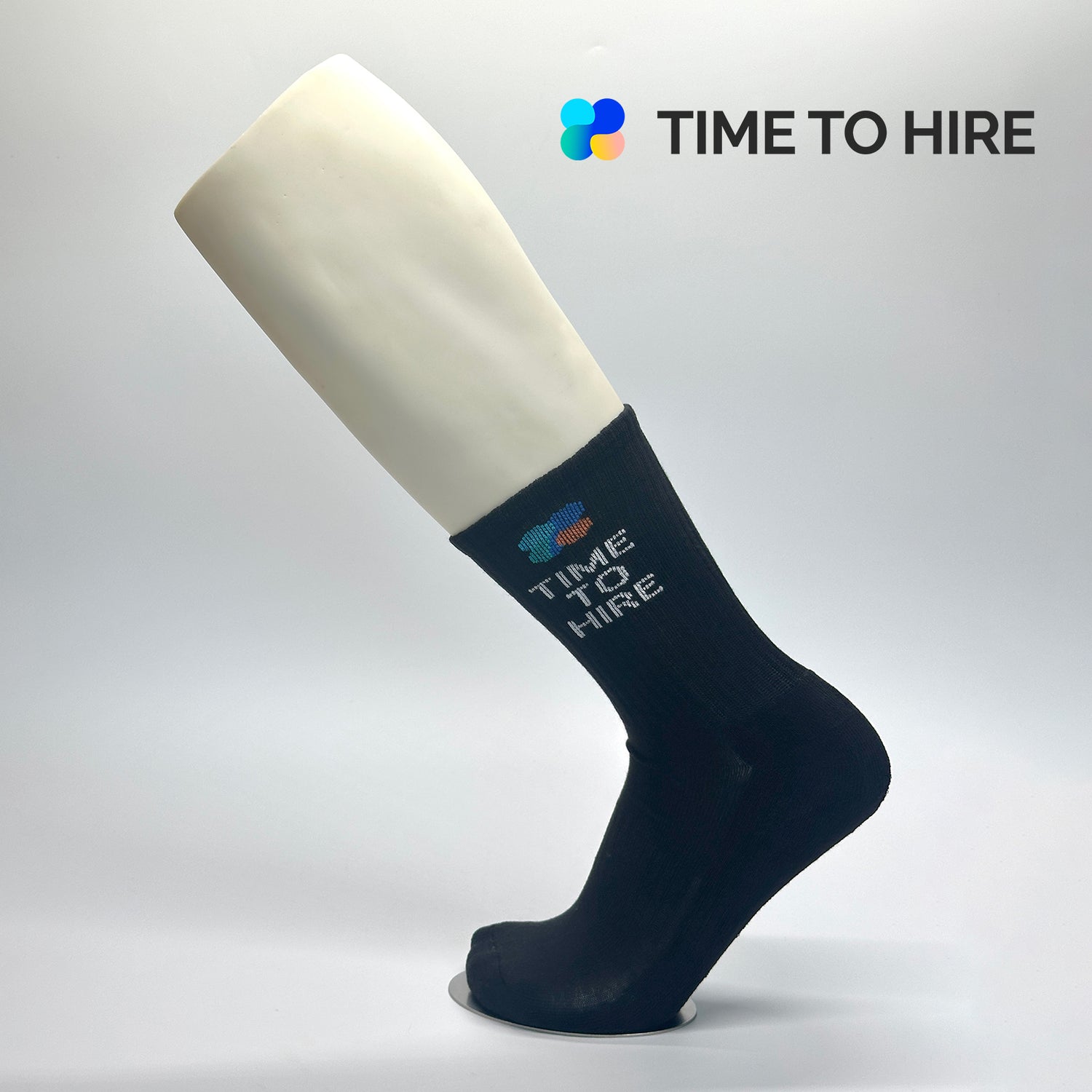 Calcetas personalizadas semi-deportivas negras con felpa y estilo canalé y el logo de time to hire.