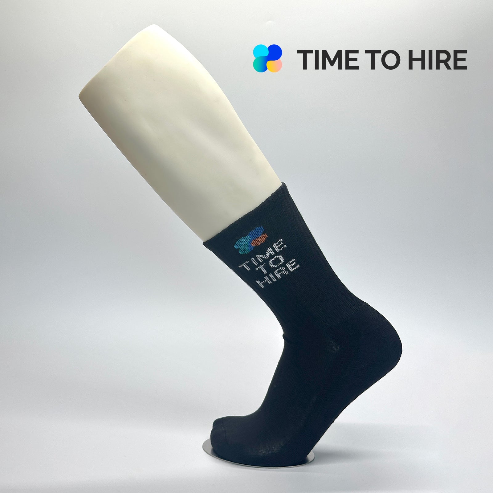 Calcetas personalizadas semi-deportivas negras con felpa y estilo canalé y el logo de time to hire.