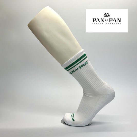 Calcetas personalizadas semi-deportivas blancas con felpa y estilo canalé y el logo de pan de pan y la frase "corre... por el pan".