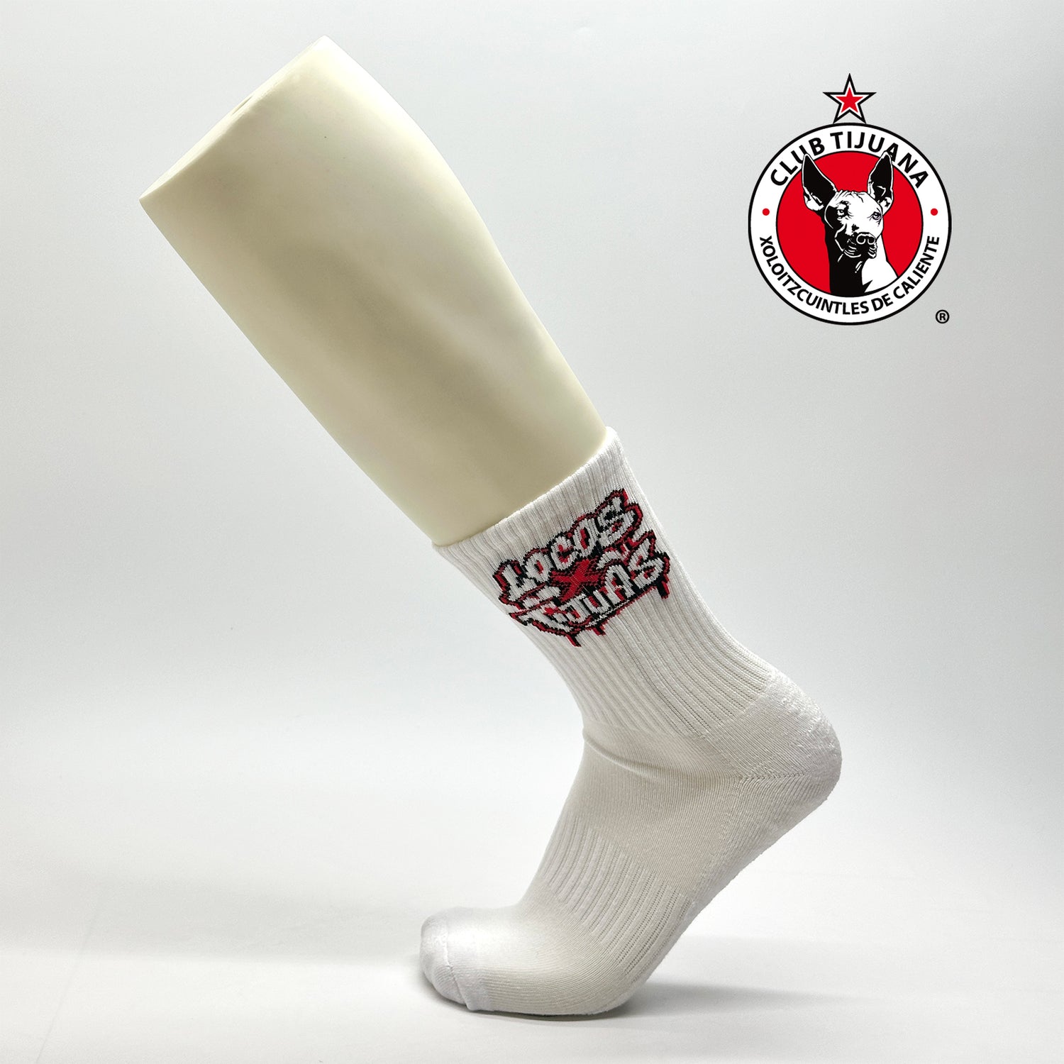 Calcetas personalizadas deportivas para Club Tijuana con ilustración tejida que se lee "Locos x Tijuas".  Se venden en las tiendas oficiales del club de futbol Club Tijuana.