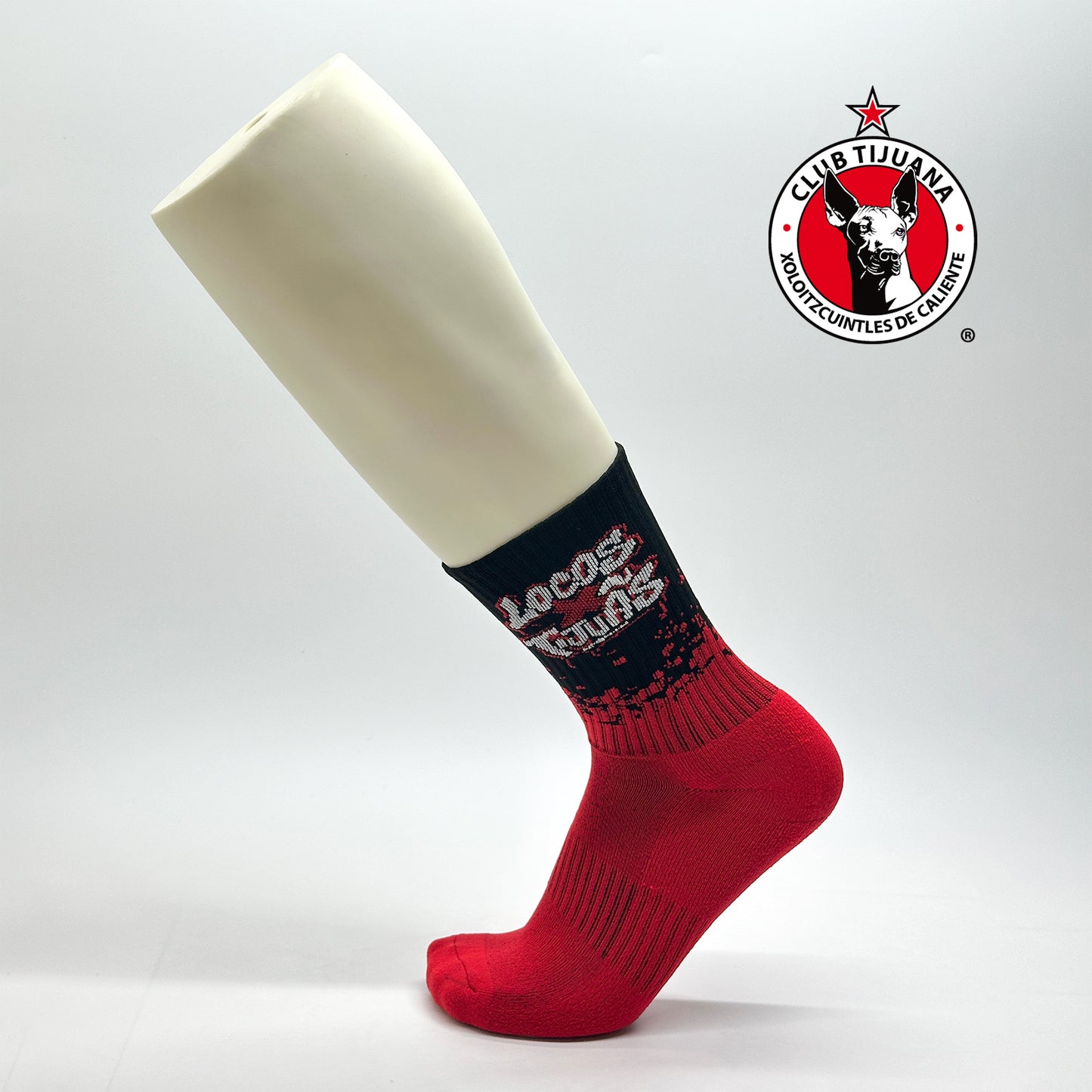 Calcetas personalizadas deportivas para Club Tijuana con ilustración tejida que se lee "Locos x Tijuas". . Se venden en las tiendas oficiales del club de futbol Club Tijuana.