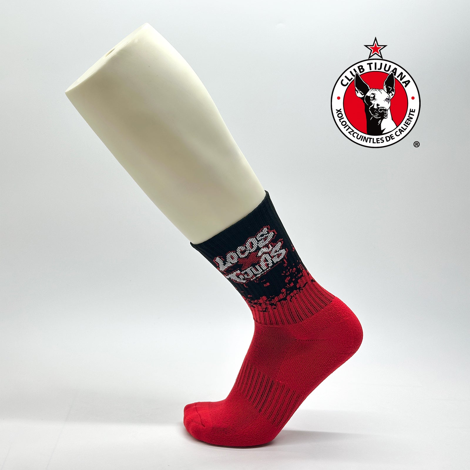 Calcetas personalizadas deportivas para Club Tijuana con ilustración tejida que se lee "Locos x Tijuas". . Se venden en las tiendas oficiales del club de futbol Club Tijuana.