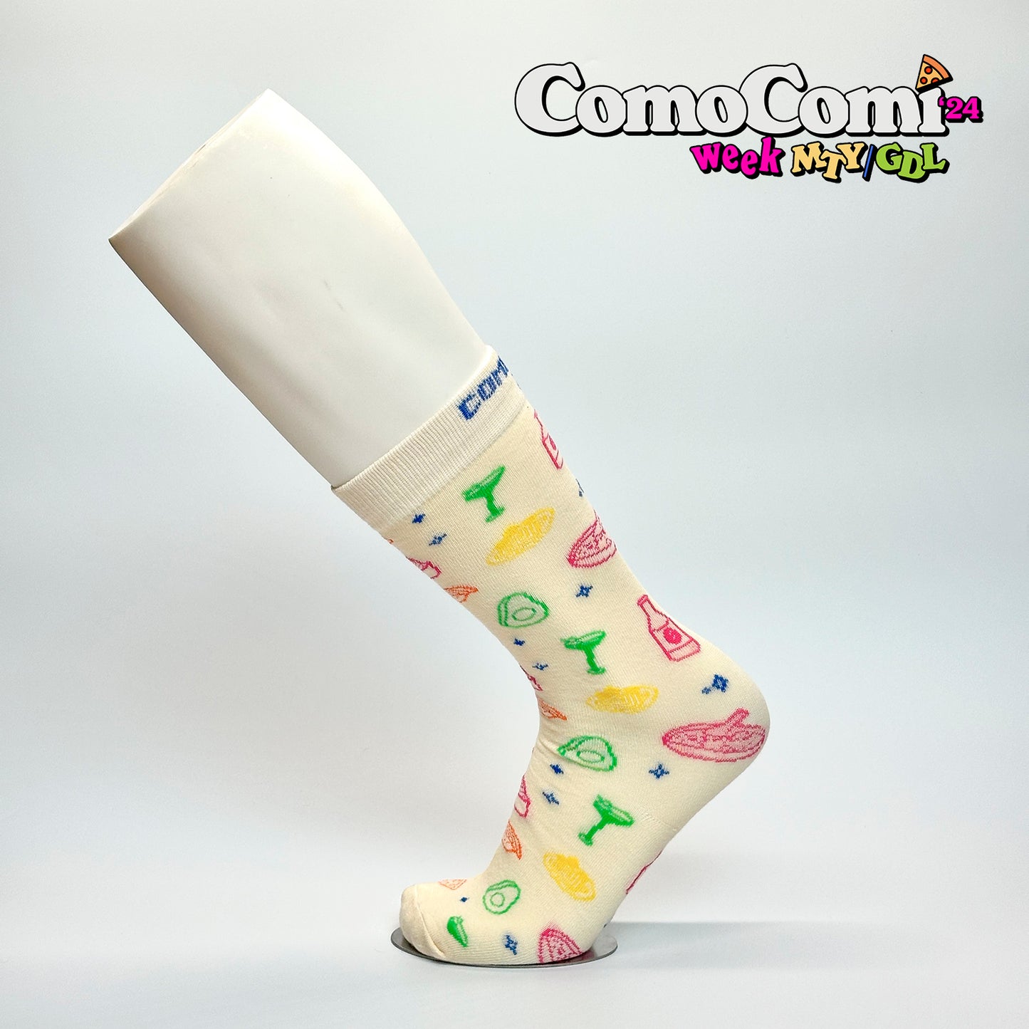 Calcetas personalizadas de vestir color beige con iconos de comida en diferentes colores. Las calcetas se utilizaron como regalo en evento de inauguración del como comí week 2024. 