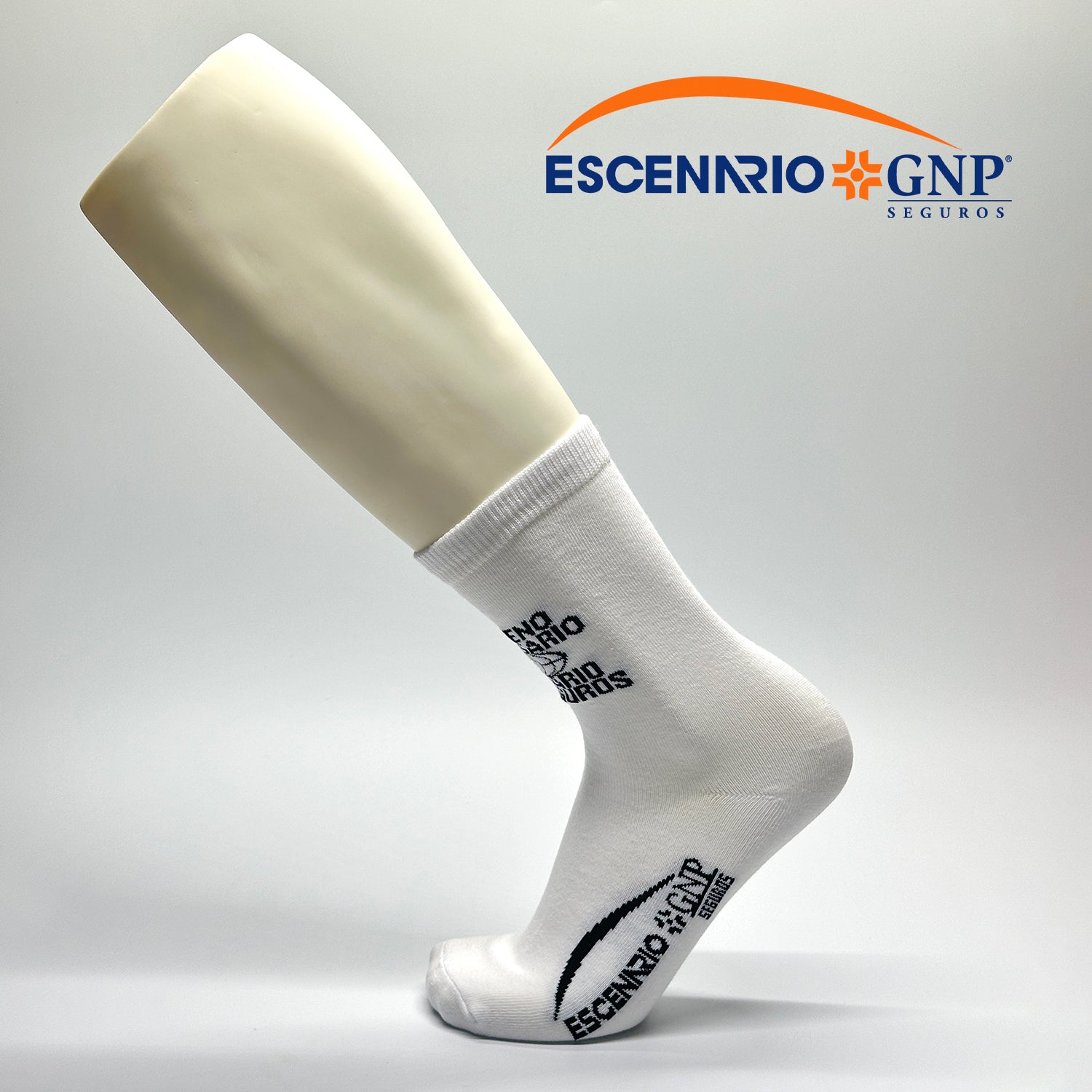 Calcetas personalizadas tradicional corta en tono blanco con logotipo de Escenarios GNP en los costados y una frase de aniversario en el frente te la calceta. Regalo corporativo en evento de aniversario. 