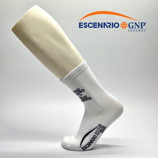 Calcetas personalizadas tradicional corta en tono blanco con logotipo de Escenarios GNP en los costados y una frase de aniversario en el frente te la calceta. Regalo corporativo en evento de aniversario. 