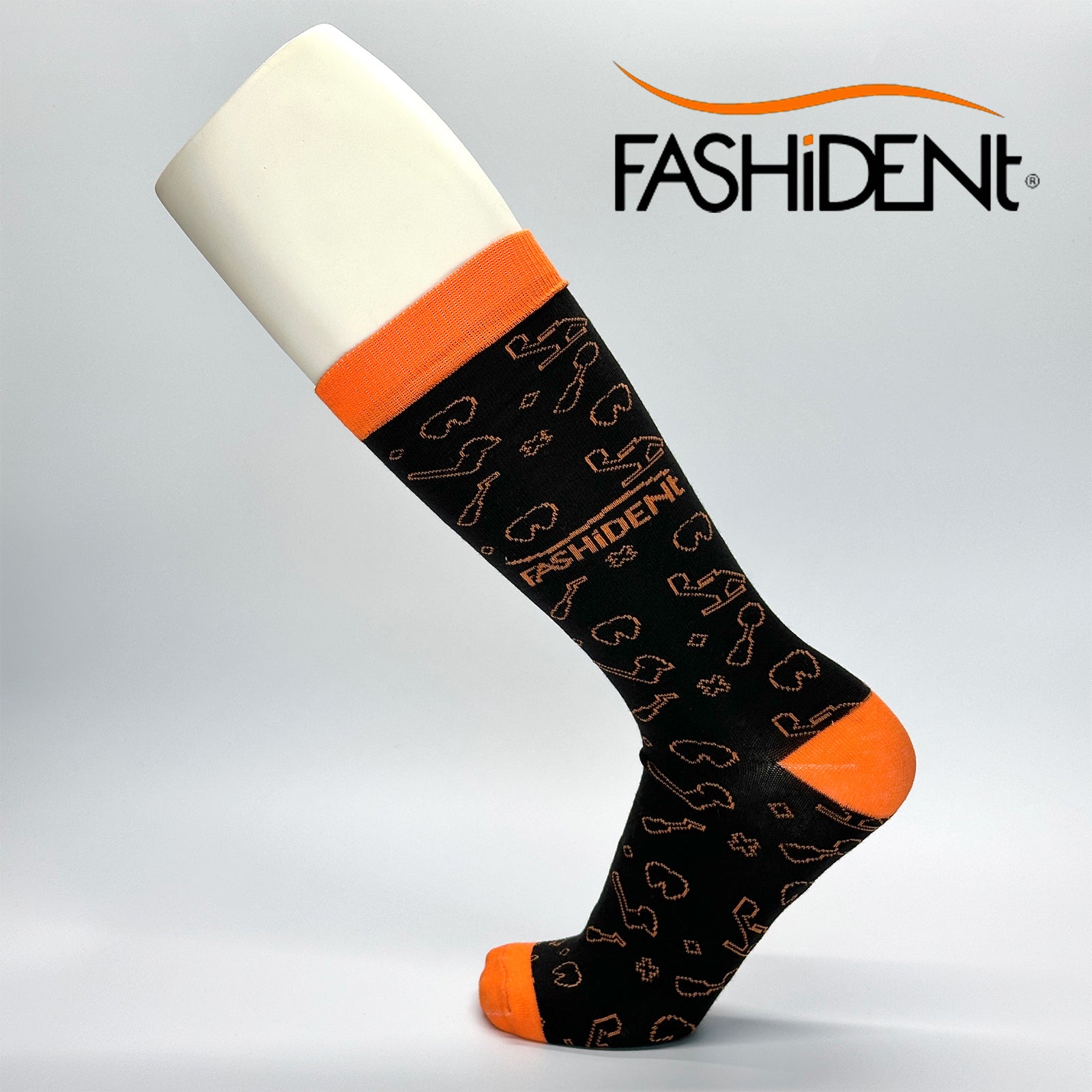 Calcetas personalizadas de vestir negras con iconos relacionados al giro del negocio y el logo de la empresa Fashident. 