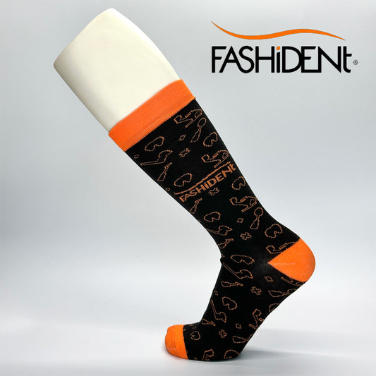 Calcetas personalizadas de vestir negras con iconos relacionados al giro del negocio y el logo de la empresa Fashident. 