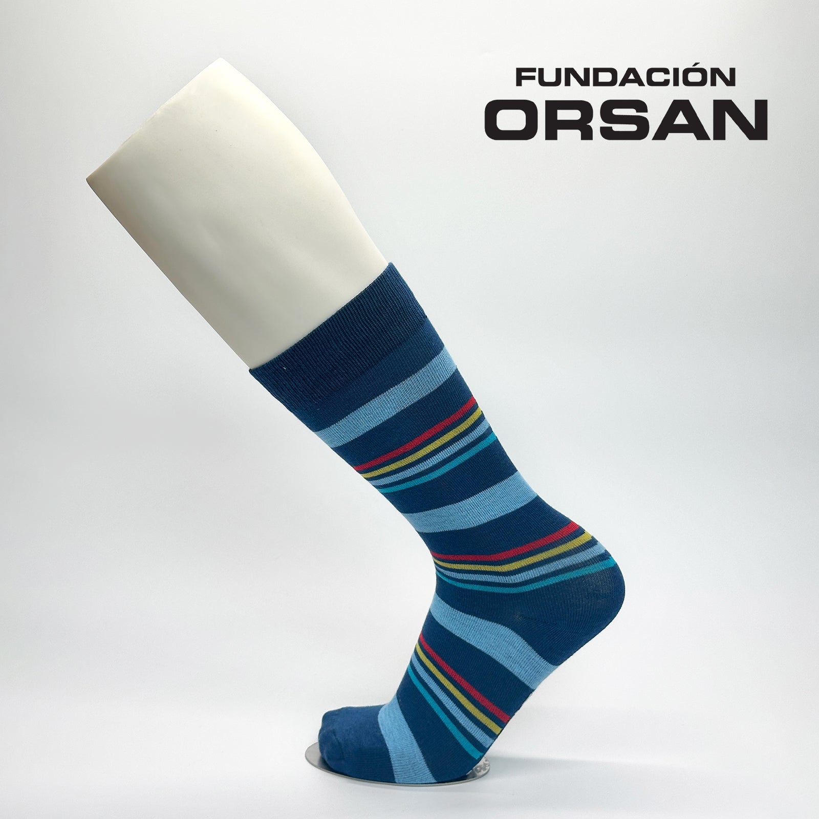 Calcetas personalizadas tradicionales color azul con rayitas en color azul claro, amarillo y rojo. Las calcetas se combinaron con un par distantito para ser par disparejo y festejar el día mundial del síndrome de Down en la fundación Orsan. 