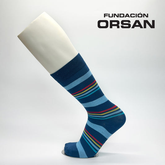 Calcetas personalizadas tradicionales color azul con rayitas en color azul claro, amarillo y rojo. Las calcetas se combinaron con un par distantito para ser par disparejo y festejar el día mundial del síndrome de Down en la fundación Orsan. 