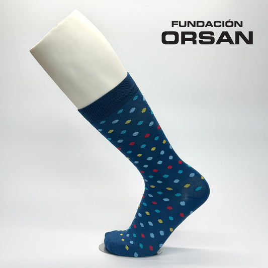 Calcetas personalizadas tradicionales color azul con bolitas en color azul claro, amarillo y rojo. Las calcetas se combinaron con un par distantito para ser par disparejo y festejar el día mundial del síndrome de Down en la fundación Orsan. 