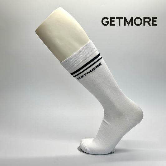 Calcetas personalizadas de vestir blancas con logo GETMORE y dos lineas negras. 