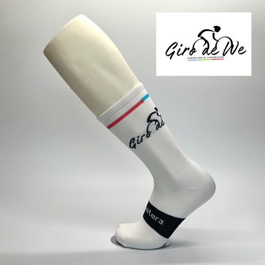 Calcetas personalizadas de ciclismo blancas con logo de carrera Giro de We en color negro y rayas en color azul, rojo y verde así como el logo SOCKCETERA en el empeine. 