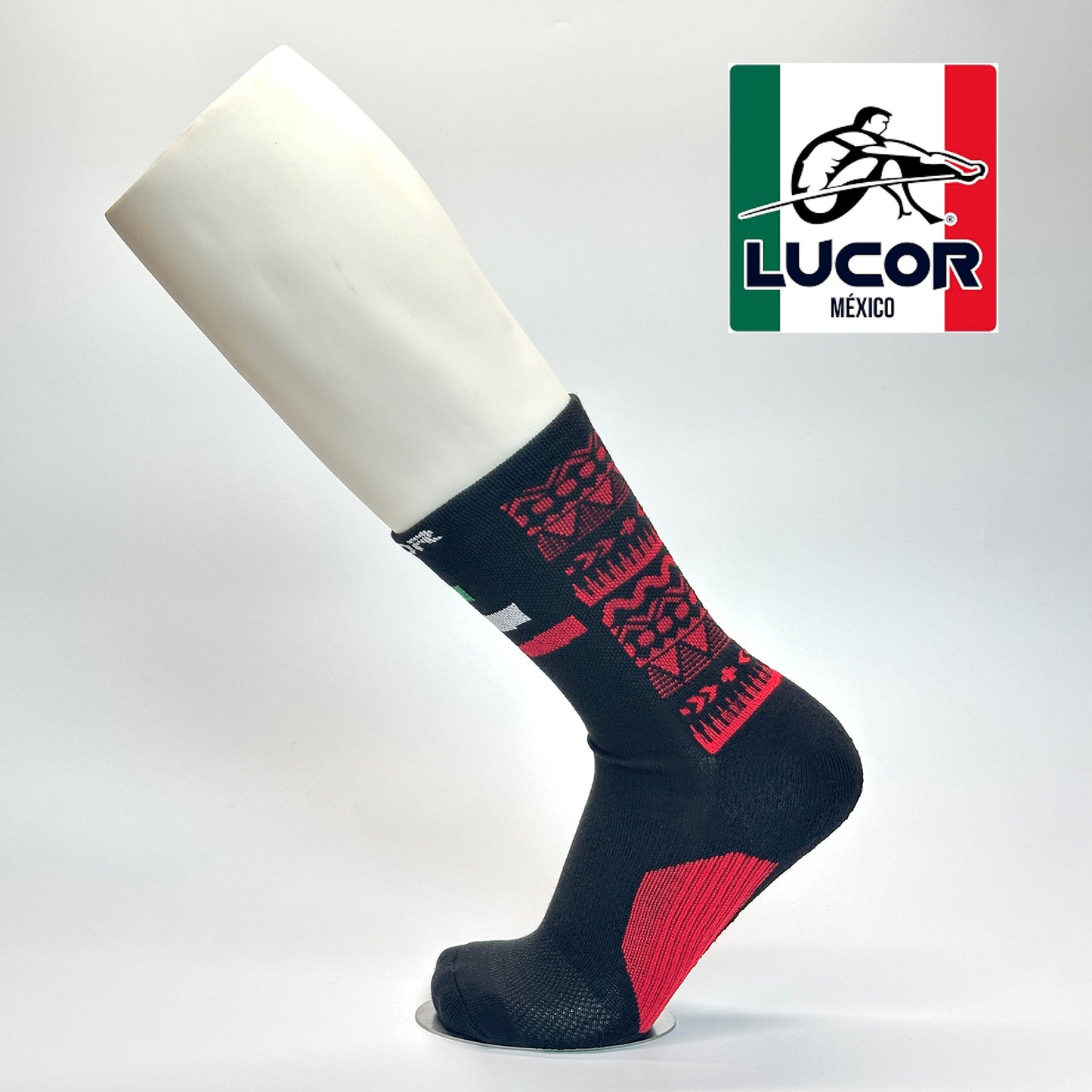 Calcetas personalizadas deportivas para el equipo de remo de México LUCOR. La calceta es de base negra con iconos mexicanos en la parte de atras en color rojo y los colores de la bandera en la parte de enfrente. 