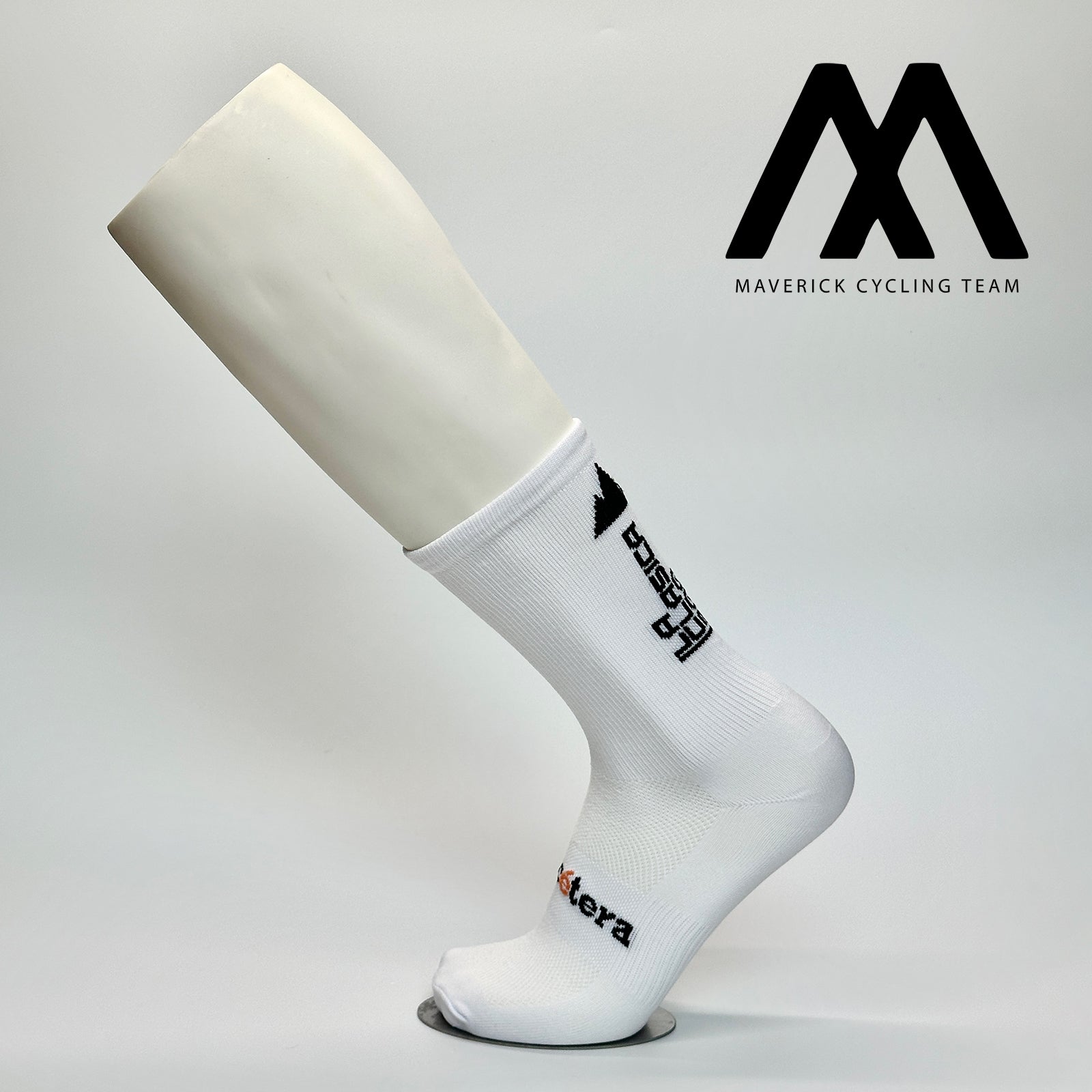 Calcetas personalizadas de ciclismo blancas con logo de la carrera "la clásica 200" bordado en negro. Se utilizó como parte del kit de la carrera. 