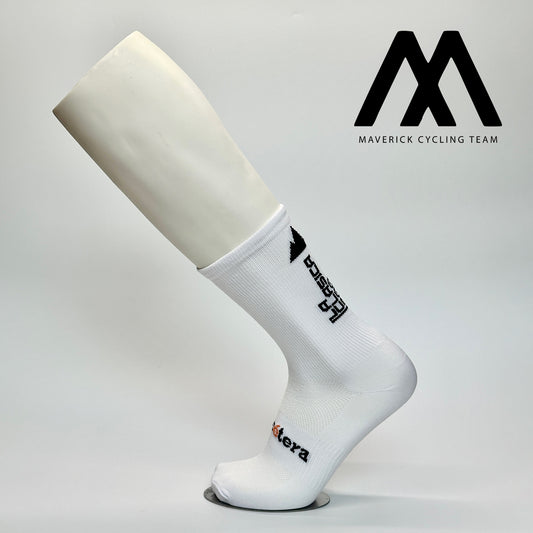 Calcetas personalizadas de ciclismo blancas con logo de la carrera "la clásica 200" bordado en negro. Se utilizó como parte del kit de la carrera. 