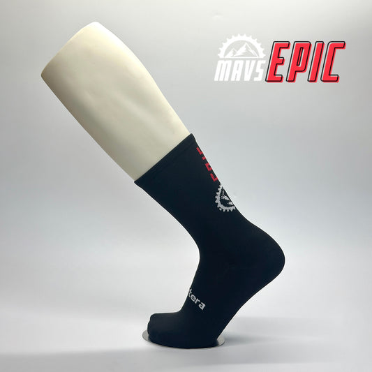 Calcetas personalizadas de ciclismo negras con logo de carrera MAVS EPIC en colores blanco y rojo así como el logo SOCKCETERA en el empeine. 