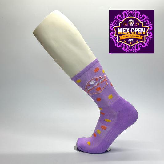 Calcetas personalizadas deportivas lilaflores naranja y amarillo y logo de evento MEX OPEN. 