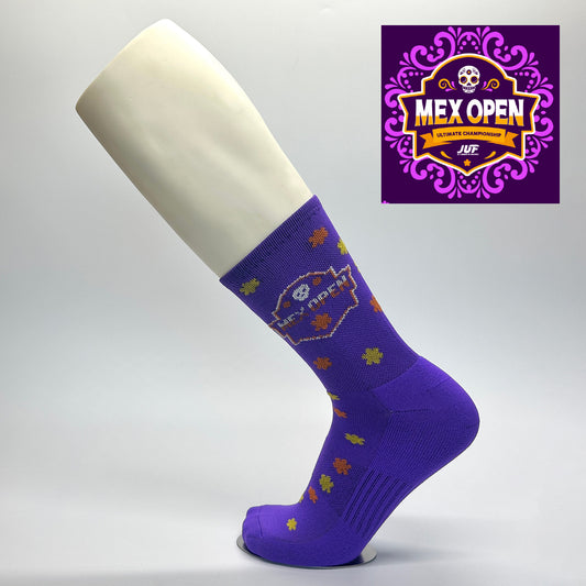 Calcetas personalizadas deportivas moradas flores naranja y amarillo y logo de evento MEX OPEN. 