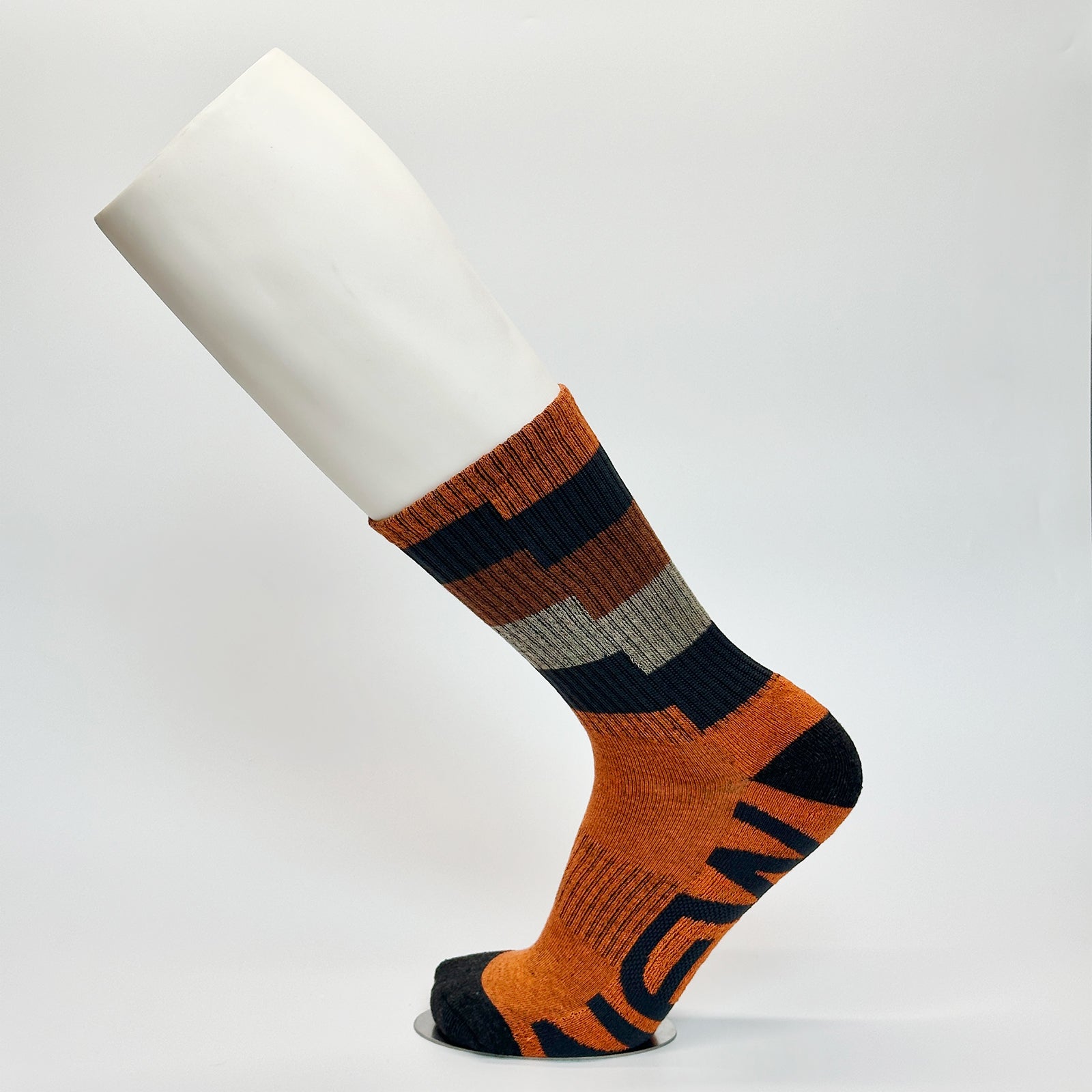 Calceta con diseño de fondo naranja.