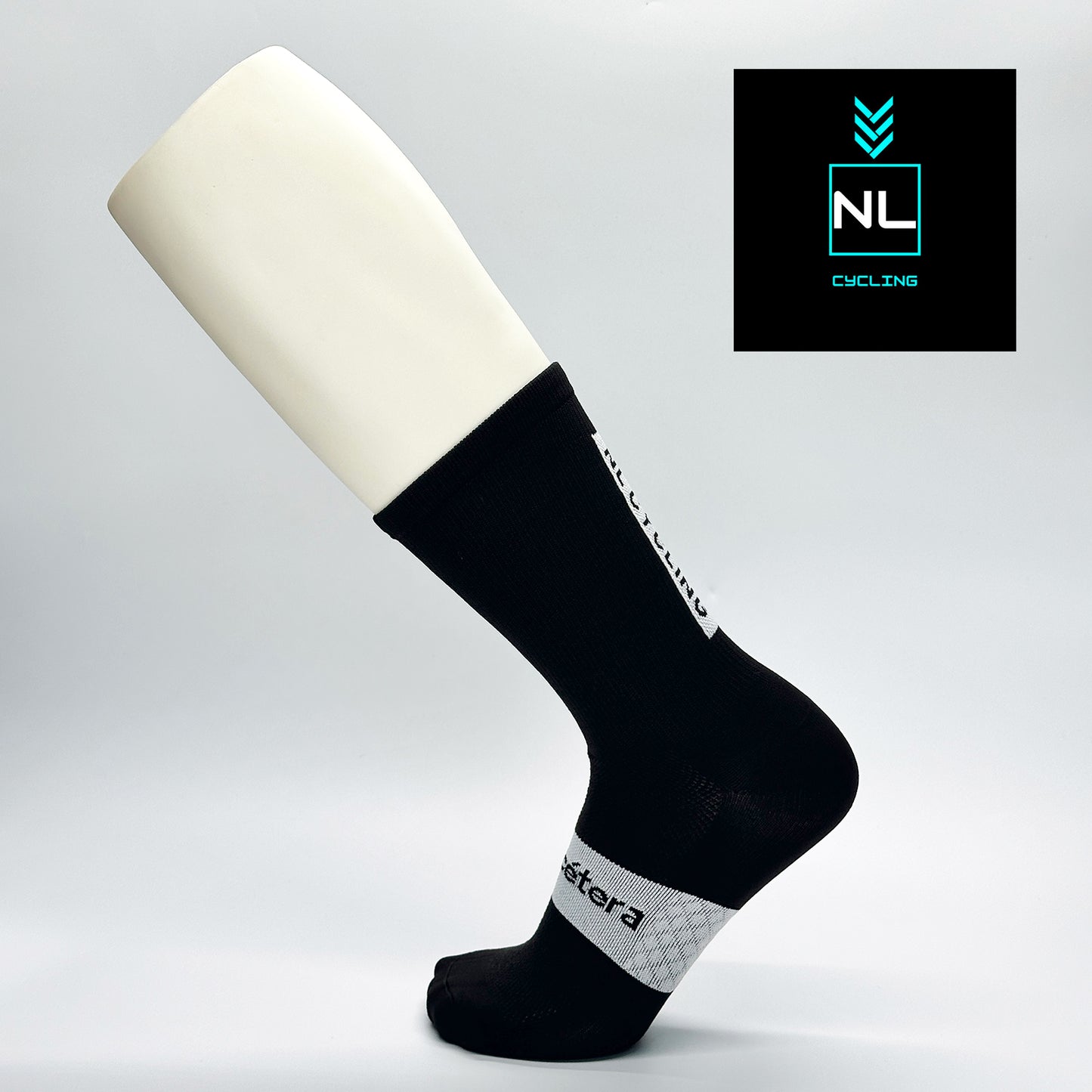 Calcetas personalizadas de cycling negras con logo de NY CYCLING. 