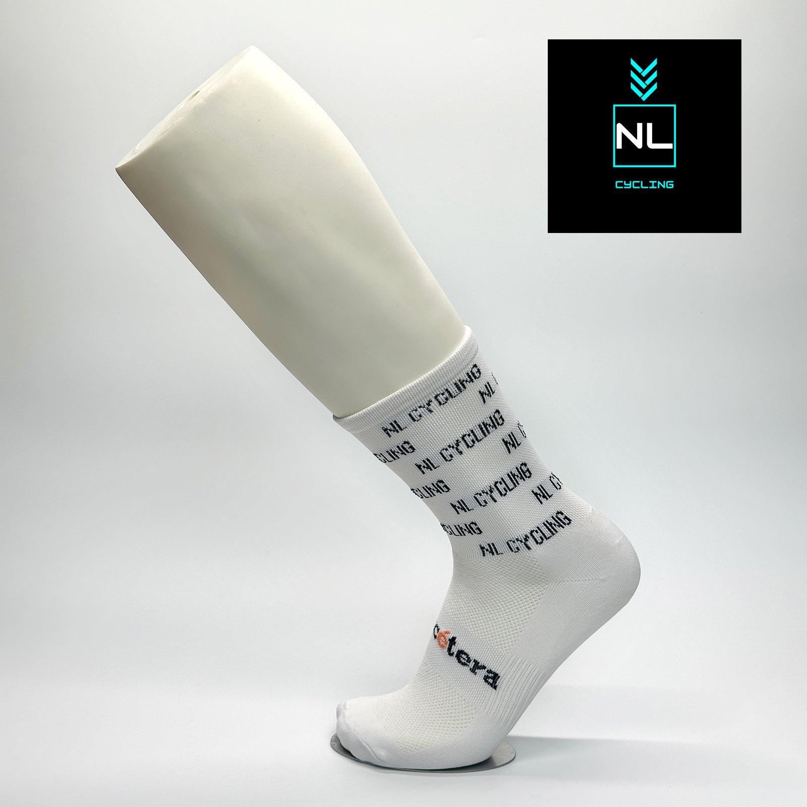 Calcetas personalizadas de ciclismo blancas con logo bordado patronado de NL CYCLING. El cliente las compro para venta a sus comunidad ciclista. 