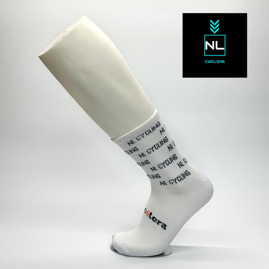 Calcetas personalizadas de ciclismo blancas con logo bordado patronado de NL CYCLING. El cliente las compro para venta a sus comunidad ciclista. 