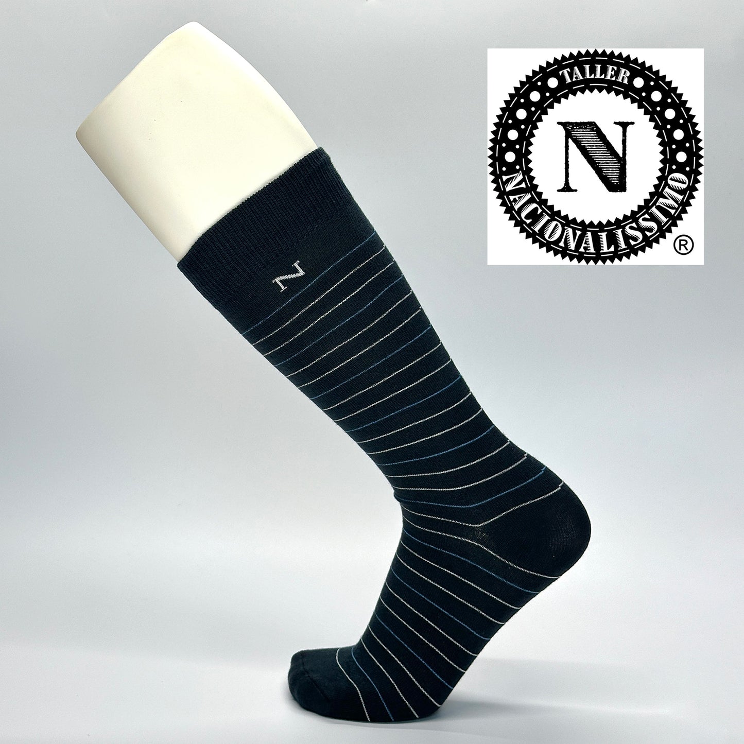 Calcetas personalizadas de vestir Azul con rayas y logo para la marca de zapatos Nacionalissimo.