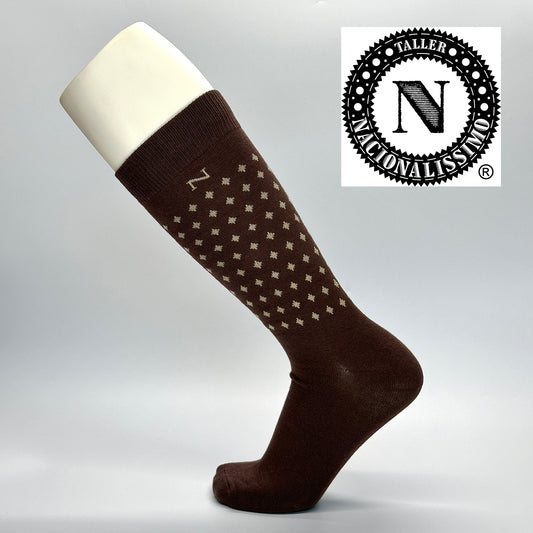 Calcetas personalizadas de vestir café con rombos para la marca de zapatos Nacionalissimo 