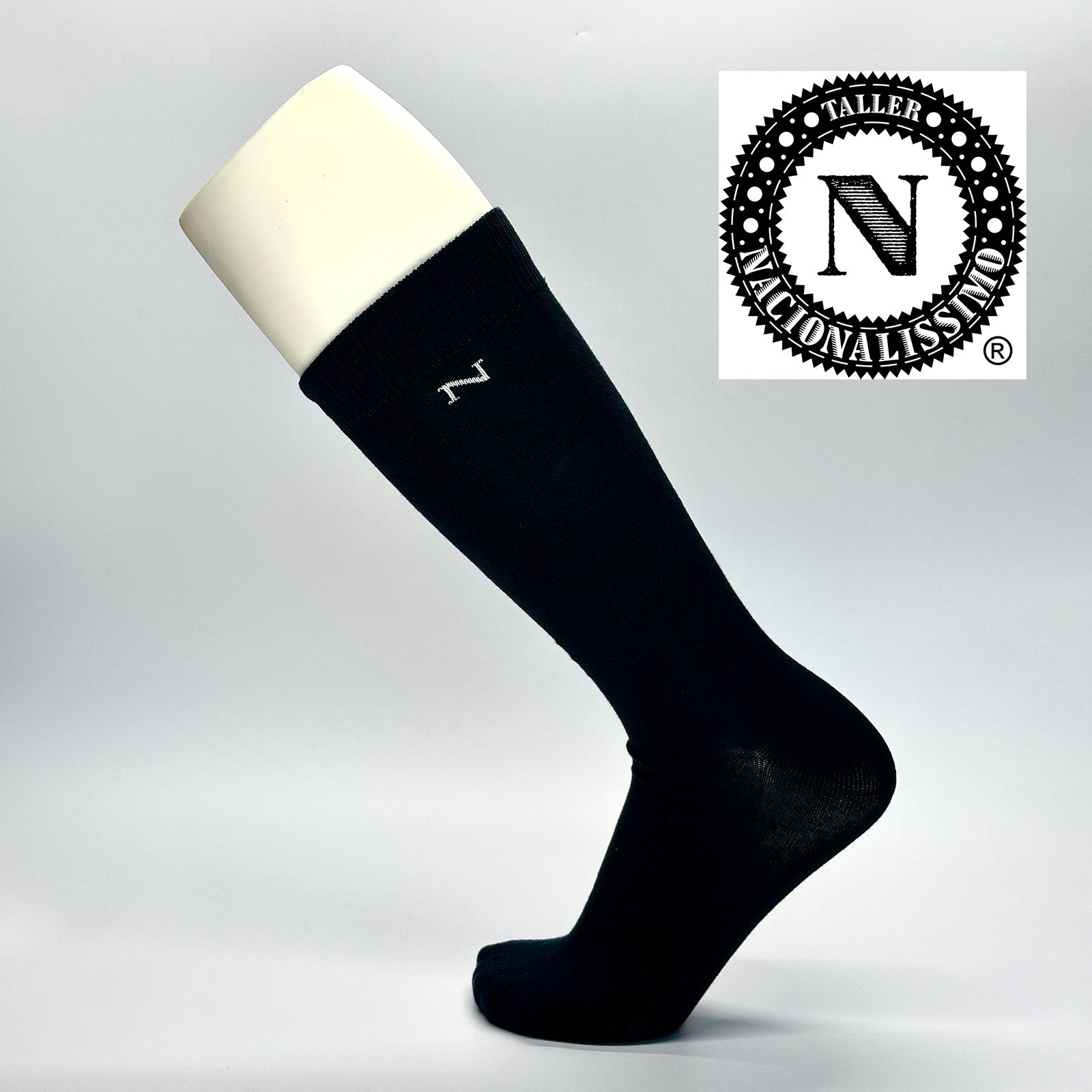 Calcetas personalizadas de vestir negras con rayas y logo para la marca de zapatos Nacionalissimo.