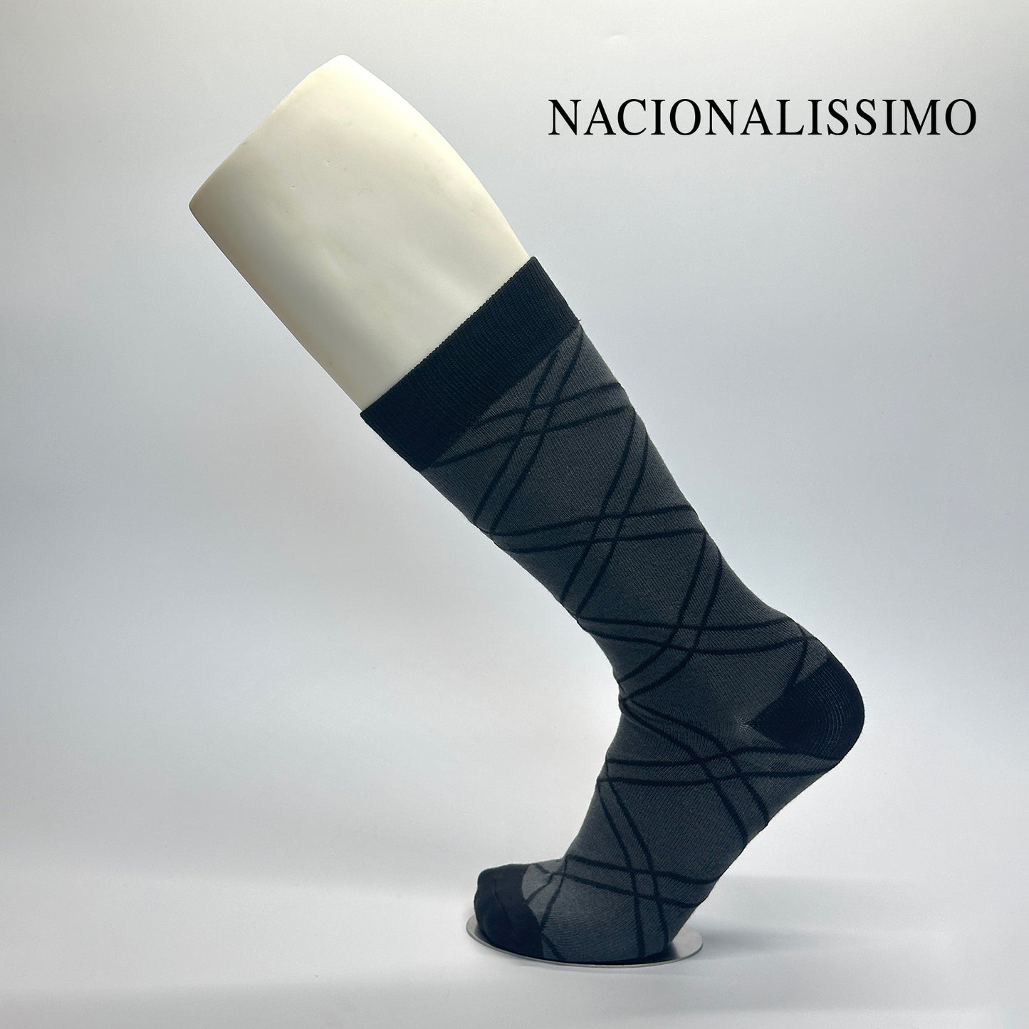 Calcetas personalizadas de vestir gris con lineas negras para la marca de zapatos Nacionalissimo 
