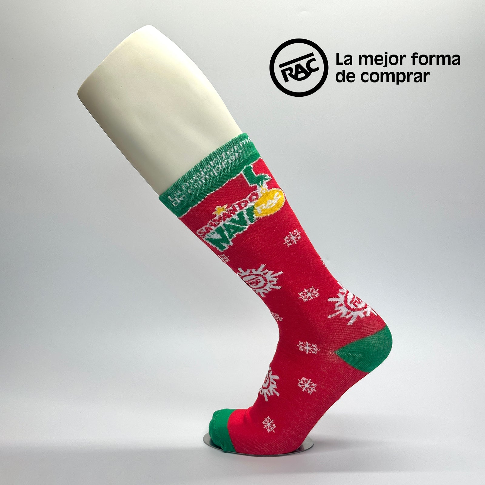 Calcetas personalizadas navideñas estilo tradicionales para la empresa RAC. La calceta tiene un diseño navideño que hace alución al grinch robandose una esfera y dice "SALVANDO LA NAVIRAC" y trae copos de nieve chicos y otros grandes con el logo de RAC en el centro. 