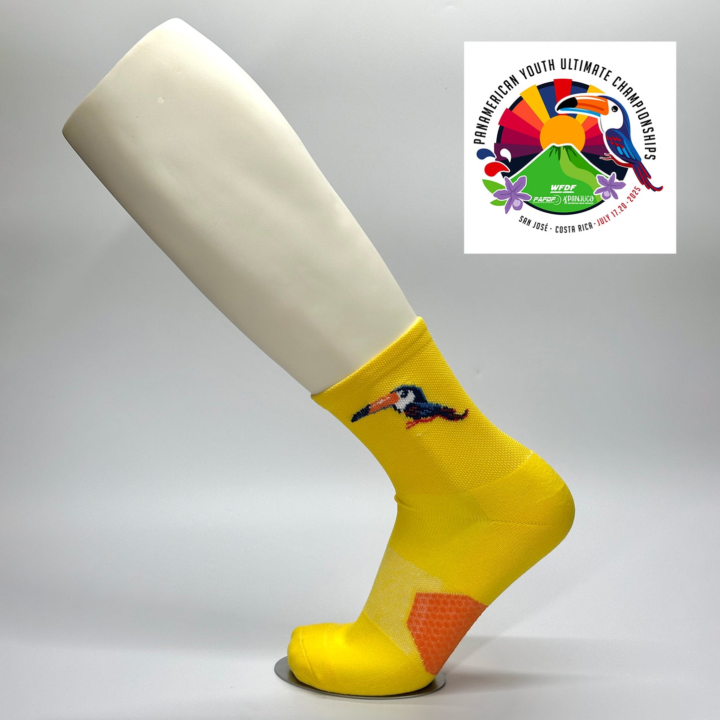 Calcetas personalizadas deportivas verdes con icono tejido de carrera. Se regalaron calcetas en carrera. 