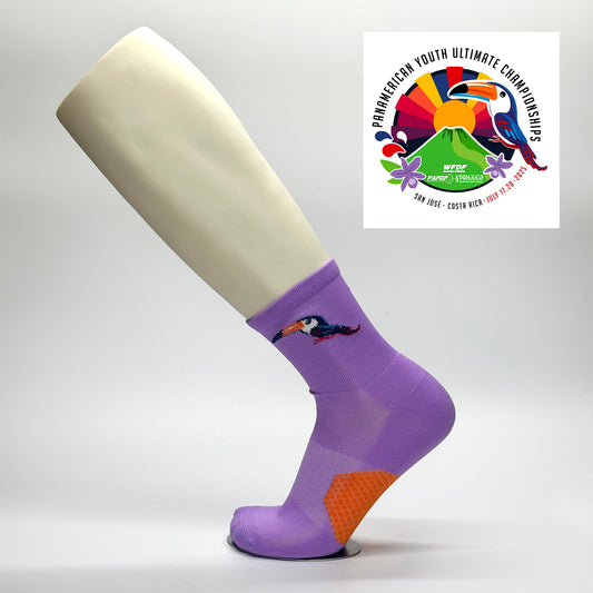 Calcetas personalizadas deportivas verdes con icono tejido de carrera. Se regalaron calcetas en carrera. 