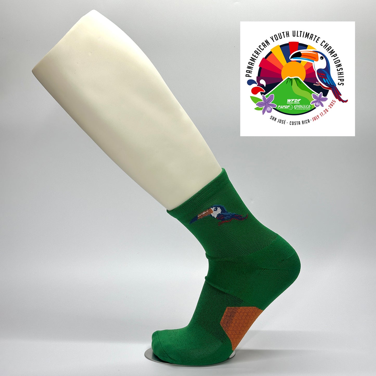 Calcetas personalizadas deportivas verdes con icono tejido de carrera. Se regalaron calcetas en carrera. 