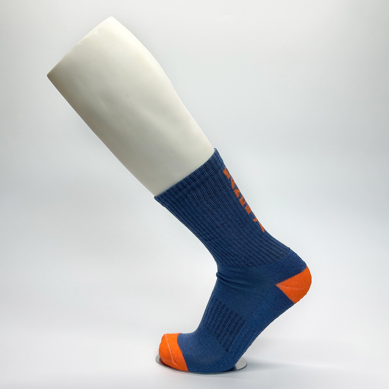 Calcetas personalizadas deportivas color azul con detalles en naranja y la frase "Bandeja" en la parte trasera. Las calcetas las compraron para venderlas en unas canchas de paddel y son temáticas de paddel. 