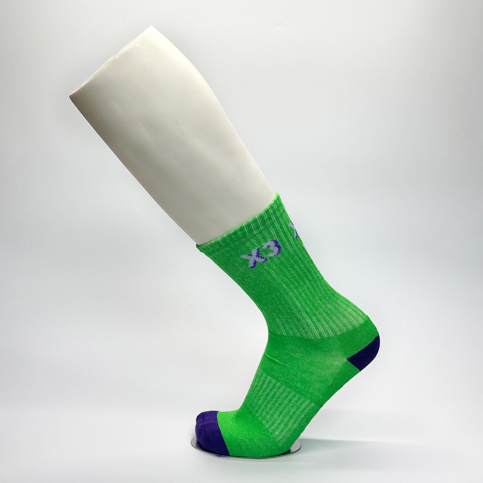 Calcetas personalizadas deportivas color verde con detalles en morado. Las calcetas las compraron para venderlas en unas canchas de paddel y son temáticas de paddel. 