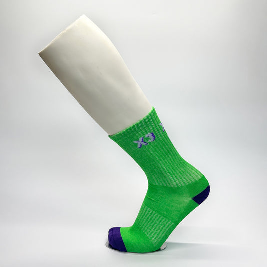 Calcetas personalizadas deportivas color verde con detalles en morado. Las calcetas las compraron para venderlas en unas canchas de paddel y son temáticas de paddel. 