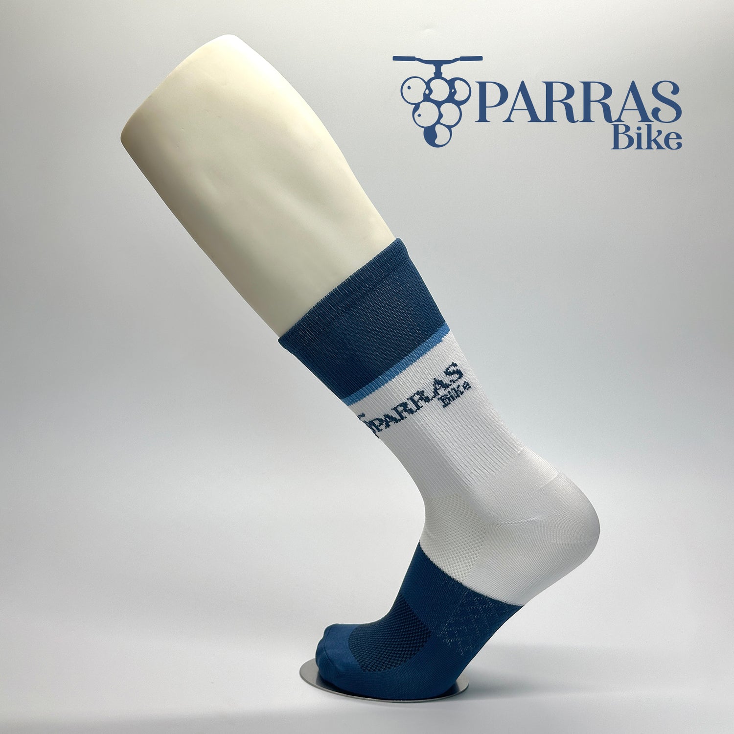 Calcetas personalizadas de ciclismo blancas con logo ilustración de carrera Parras Bike en azul y franjas azules y celeste. 