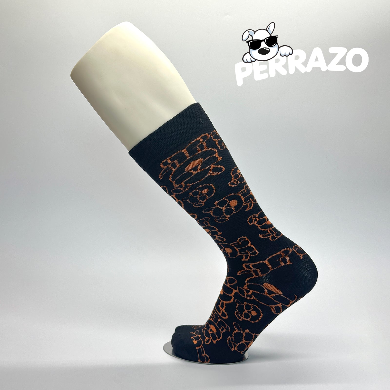 Calceta personalizada de vestir negras con patrón de Perros en color naranja para empresa PERRAZO.