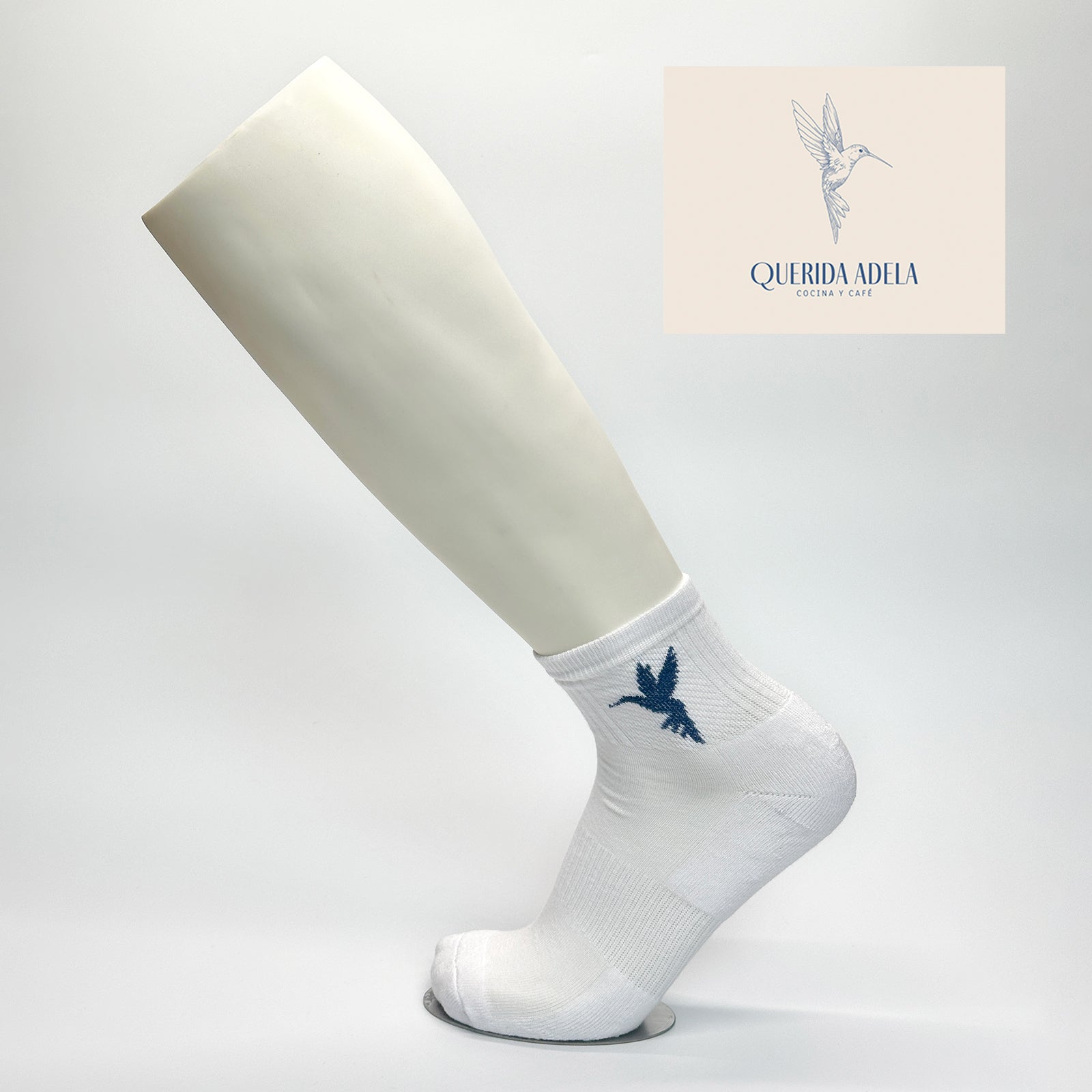 Calcetas personalizadas de semi deportivas blancas con logo bordado de morado para el restaurante Querida Adela. Se utilizó como regalo en evento de aniversario del restaurante. 