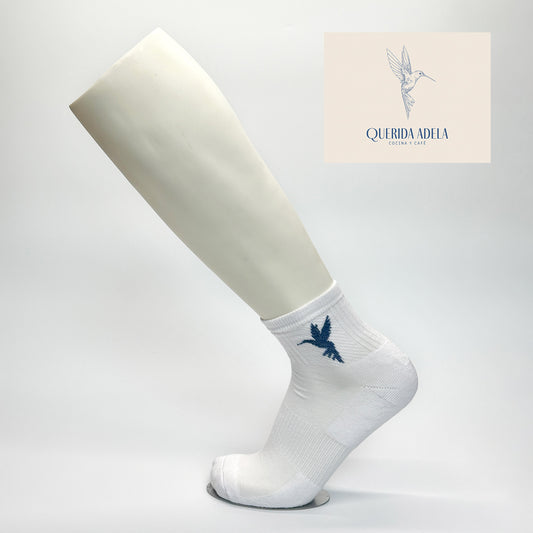 Calcetas personalizadas de semi deportivas blancas con logo bordado de morado para el restaurante Querida Adela. Se utilizó como regalo en evento de aniversario del restaurante. 