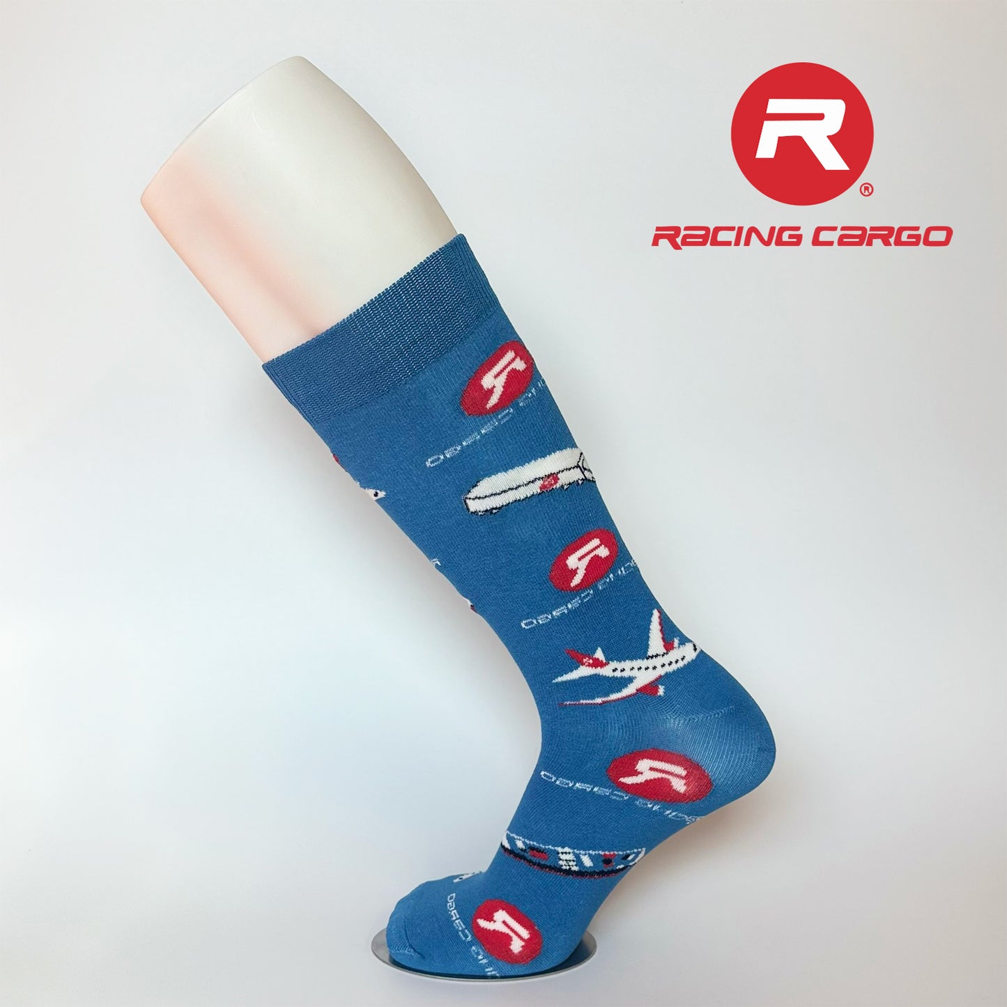 Calcetas personalizadas de vestir azules con logo de Racing Cargo e iconos de camiones y aviones que utiliza la marca en otros promocionales. 