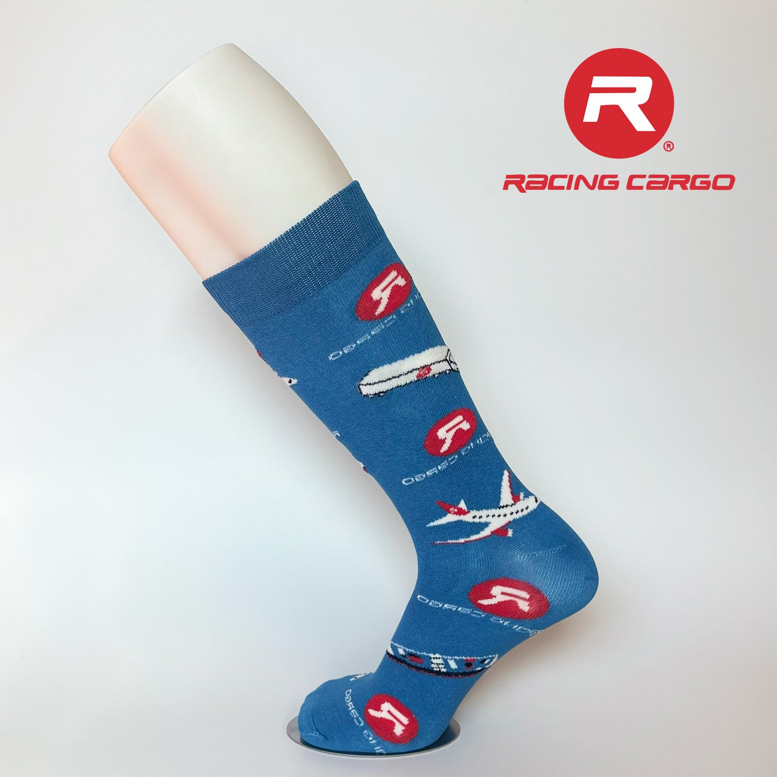 Calcetas personalizadas de vestir azules con logo de Racing Cargo e iconos de camiones y aviones que utiliza la marca en otros promocionales. 