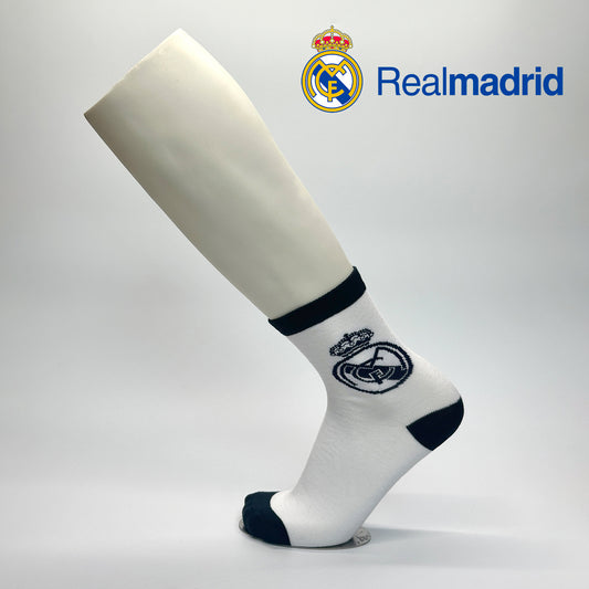 Calcetas personalizadas de vestir cortas color blanco con logo tejido del Real Madrid. Se venden en las tiendas oficiales del Real Madrid en México.