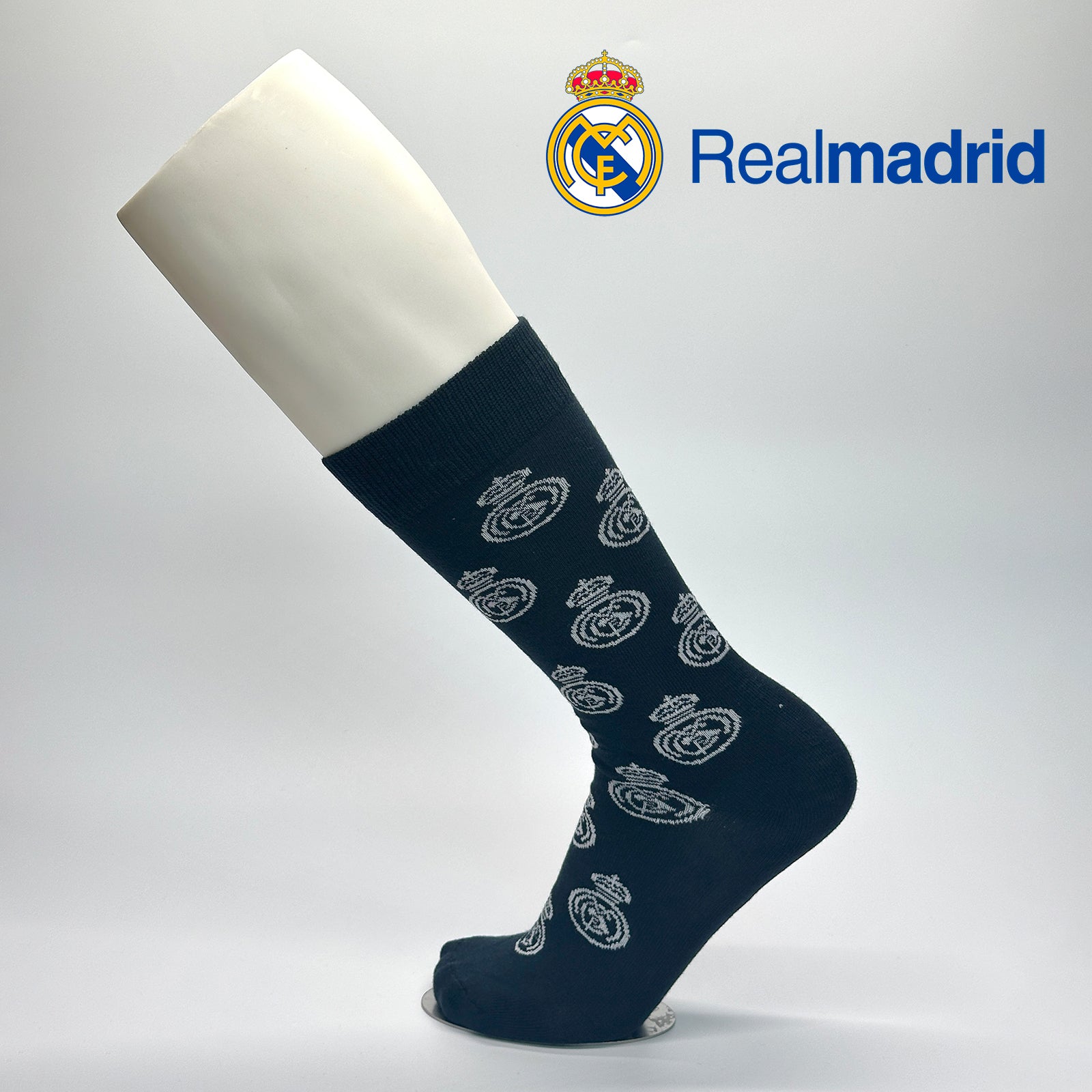 Calcetas personalizadas de vestir color azul marino con logo bordado del club de futbol Real Madrid. Producto oficial.